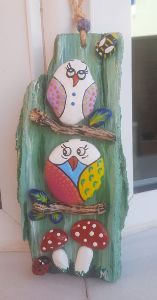 Hecho a mano con madera y piedras