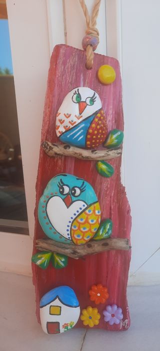 Hecho a mano con madera y piedras
