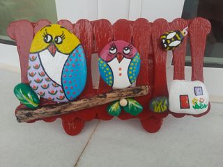 Hecho a mano con madera y piedras