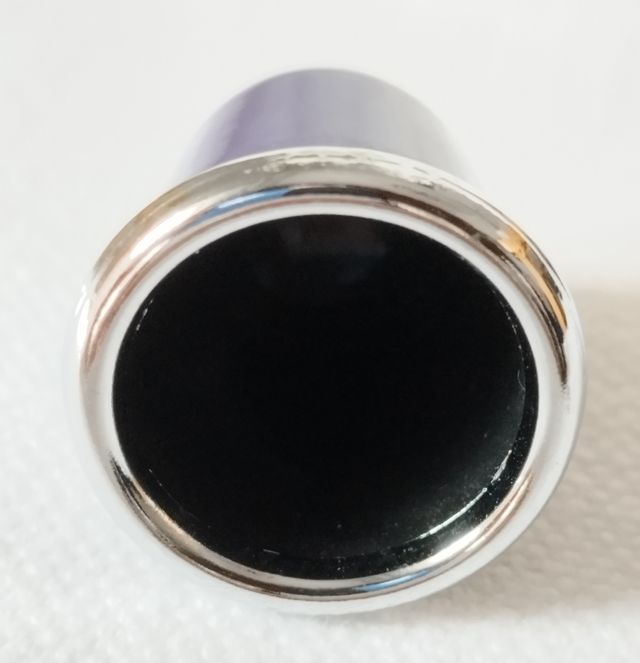 dedal de metal plateado con esmalte azul