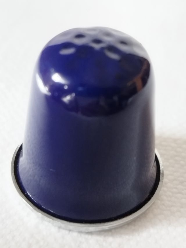 dedal de metal plateado con esmalte azul