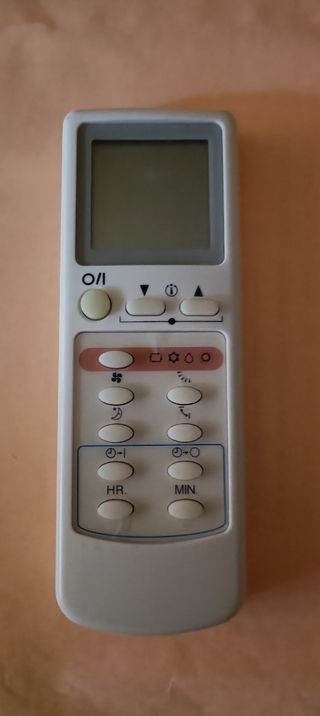 Varios mandos aire acondicionado.