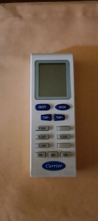 Varios mandos aire acondicionado.