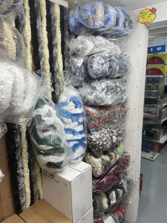 cortina caravana en tiras blancas y azules