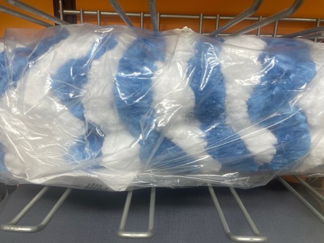 cortina caravana en tiras blancas y azules