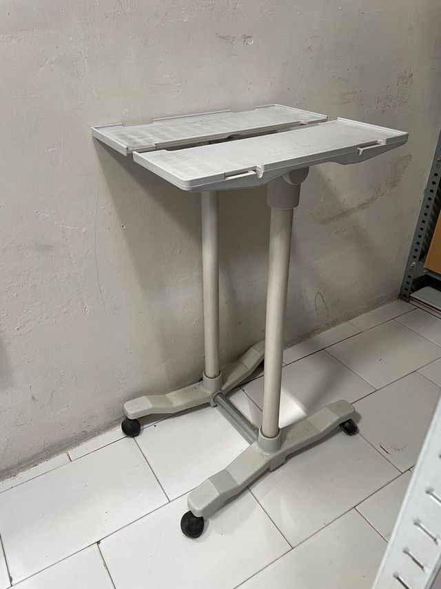Máquina de escribir Facit con mesa
