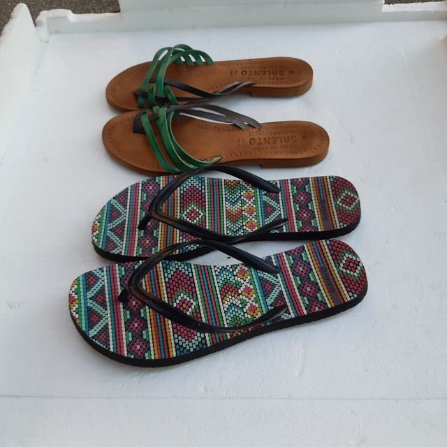 Due paia di infradito e due omaggi