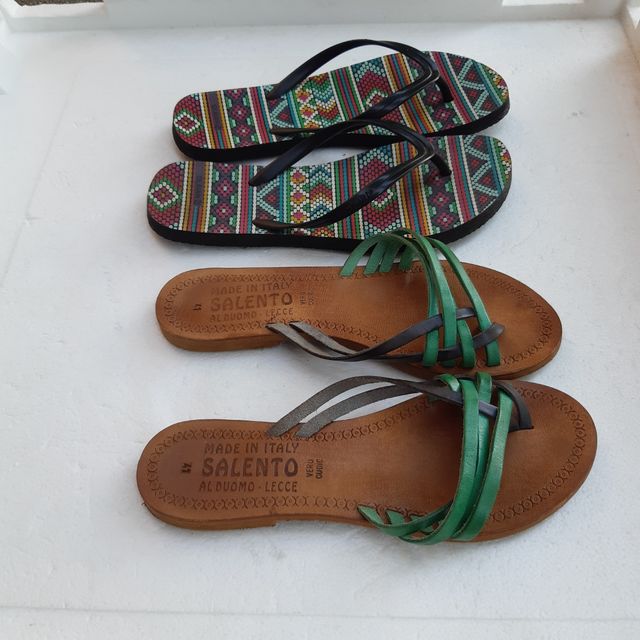 Due paia di infradito e due omaggi