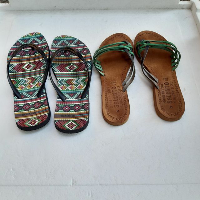 Due paia di infradito e due omaggi