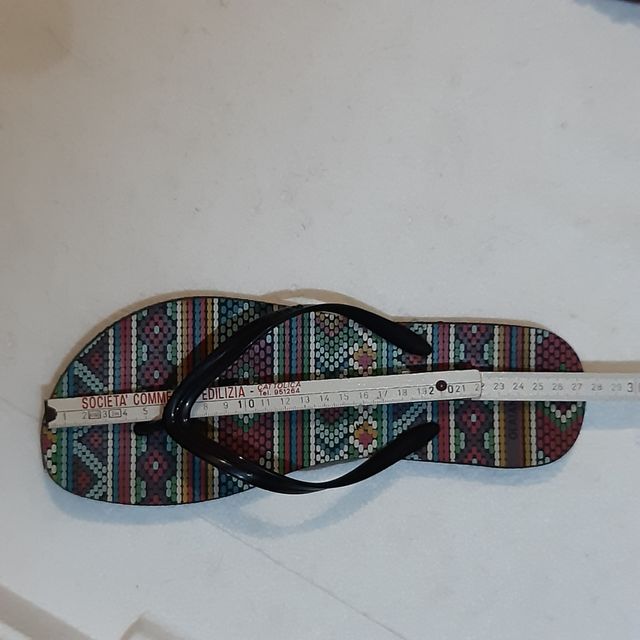 Due paia di infradito e due omaggi