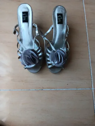 Sandalias y cartera a juego