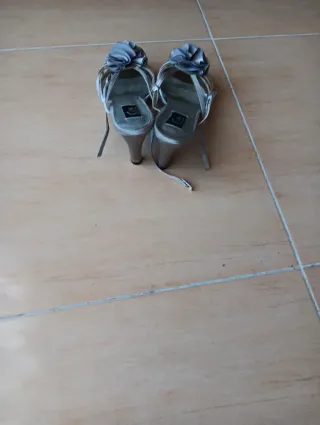 Sandalias y cartera a juego