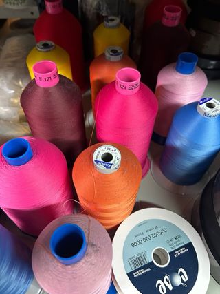 Lote de 70 conos de remalladora e hilos normales.