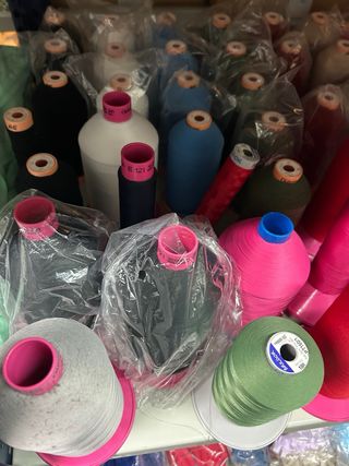 Lote de 70 conos de remalladora e hilos normales.