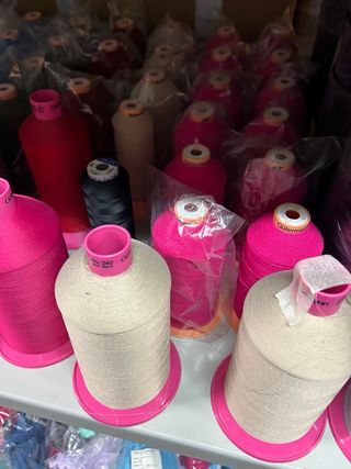 Lote de 70 conos de remalladora e hilos normales.