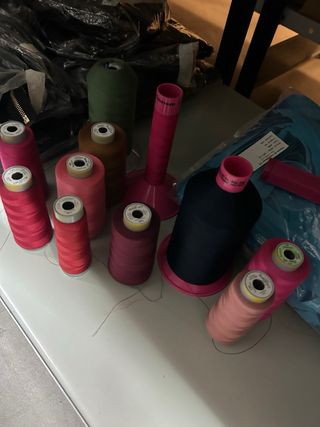 Lote de 70 conos de remalladora e hilos normales.