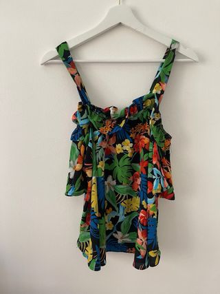 Blusa negra con flores de colores