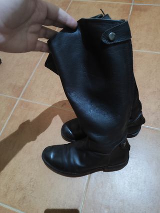 Botas de piel de color negro