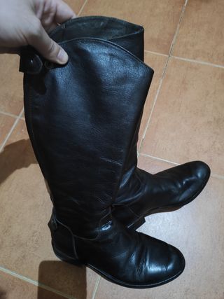 Botas de piel de color negro