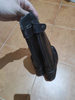 Botas de piel de color negro