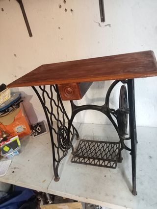 ANTIGUA MESA PIE MAQUINA SINGER B E