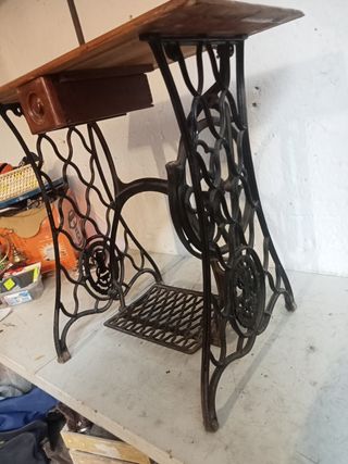 ANTIGUA MESA PIE MAQUINA SINGER B E