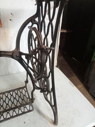 ANTIGUA MESA PIE MAQUINA SINGER B E