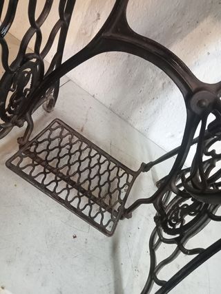 ANTIGUA MESA PIE MAQUINA SINGER B E