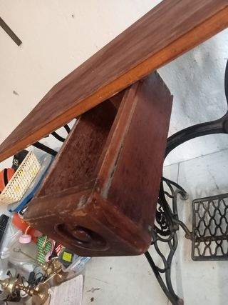 ANTIGUA MESA PIE MAQUINA SINGER B E