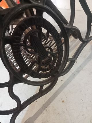 ANTIGUA MESA PIE MAQUINA SINGER B E