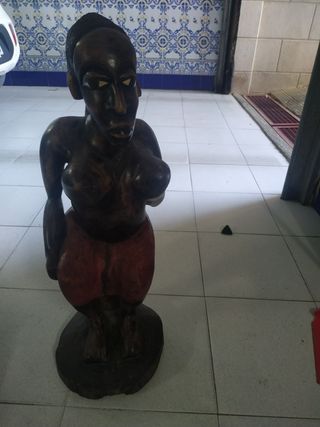 Figuras de madera talladas a mano