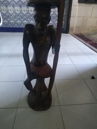 Figuras de madera talladas a mano