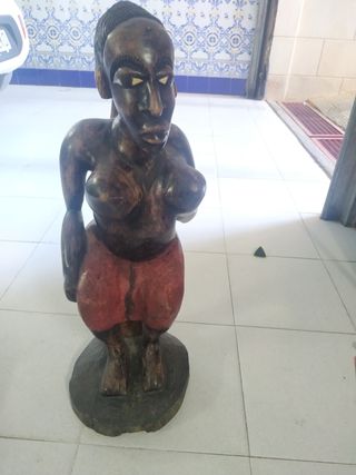 Figuras de madera talladas a mano