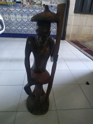 Figuras de madera talladas a mano