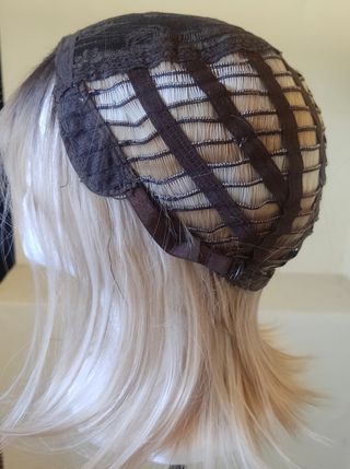 Peruca loiro curto com franja + touca