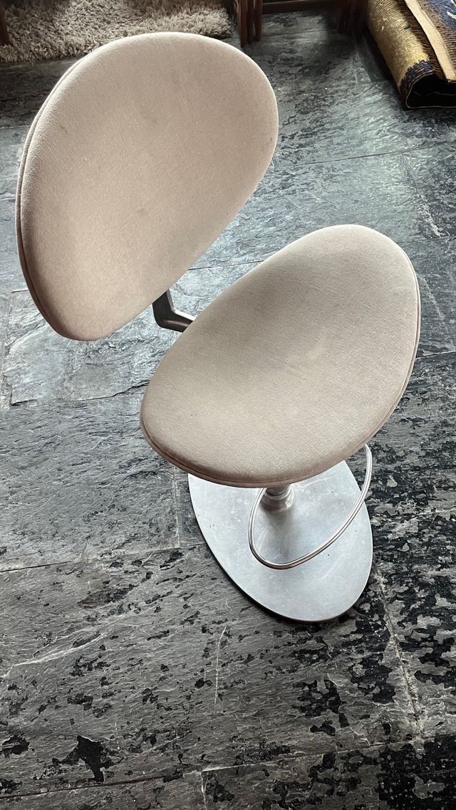 Taburete de bar Arrmet Tamago Robby Cantarutti