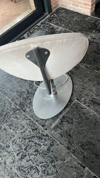 Taburete de bar Arrmet Tamago Robby Cantarutti