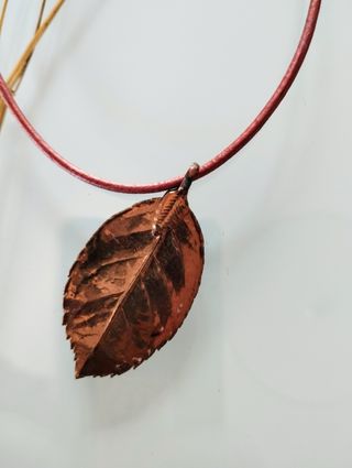 Gargantilla hoja de rosal