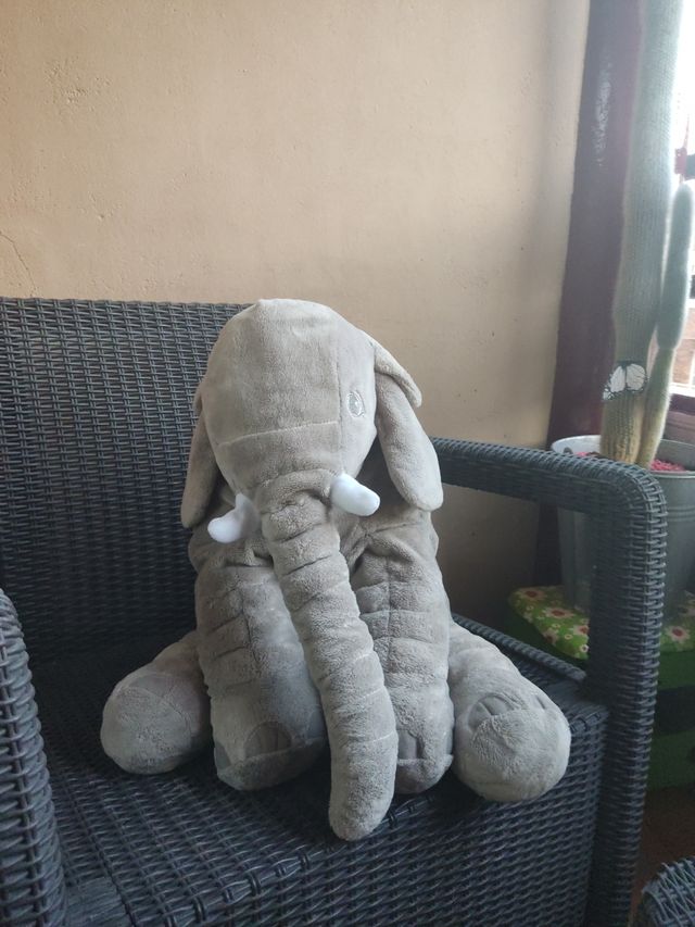 Elefante de peluche bebé enorme