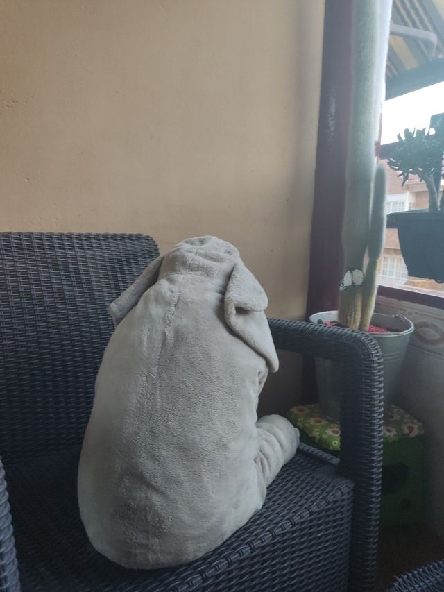 Elefante de peluche bebé enorme