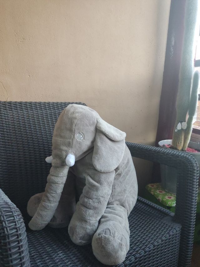 Elefante de peluche bebé enorme