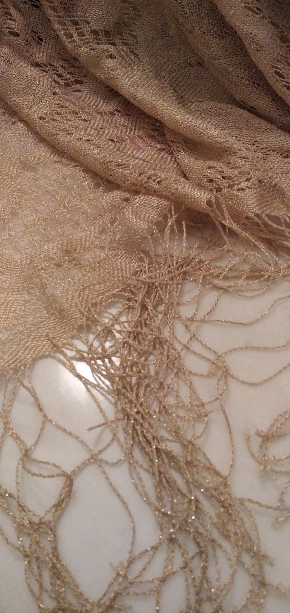 Xale de renda dourada