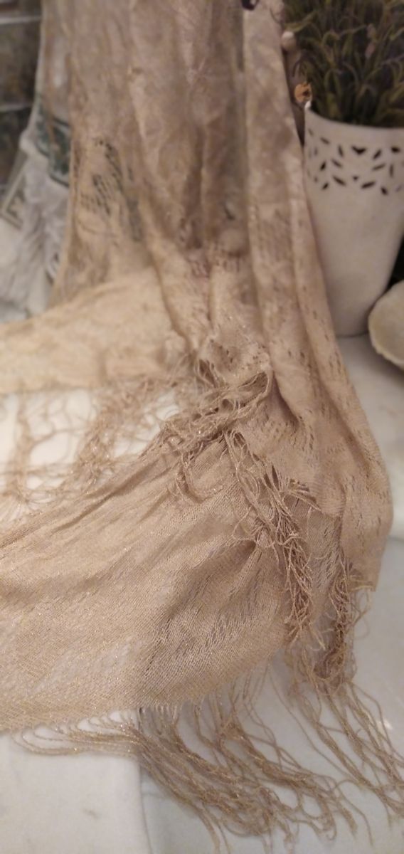 Xale de renda dourada