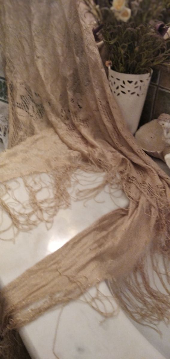 Xale de renda dourada