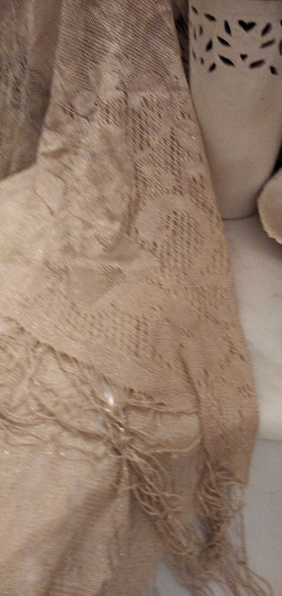 Xale de renda dourada