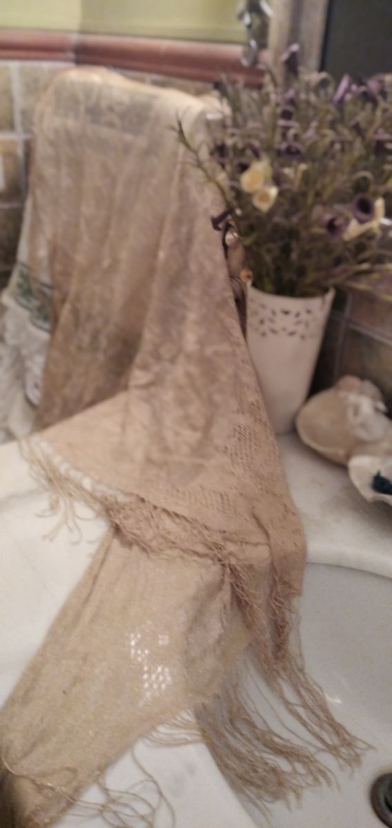 Xale de renda dourada