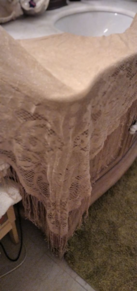 Xale de renda dourada