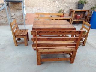 Conjunto de mesa 2 sillas y 2 bancos