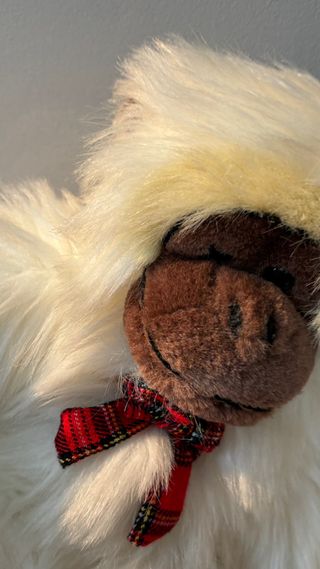 Mono blanco de peluche para colgar
