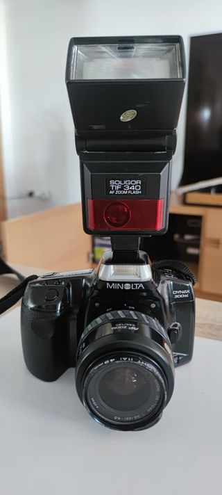 CAMARA MINOLTA DYNAX 300SI+OBJETIVO 75-300+ FLASH
